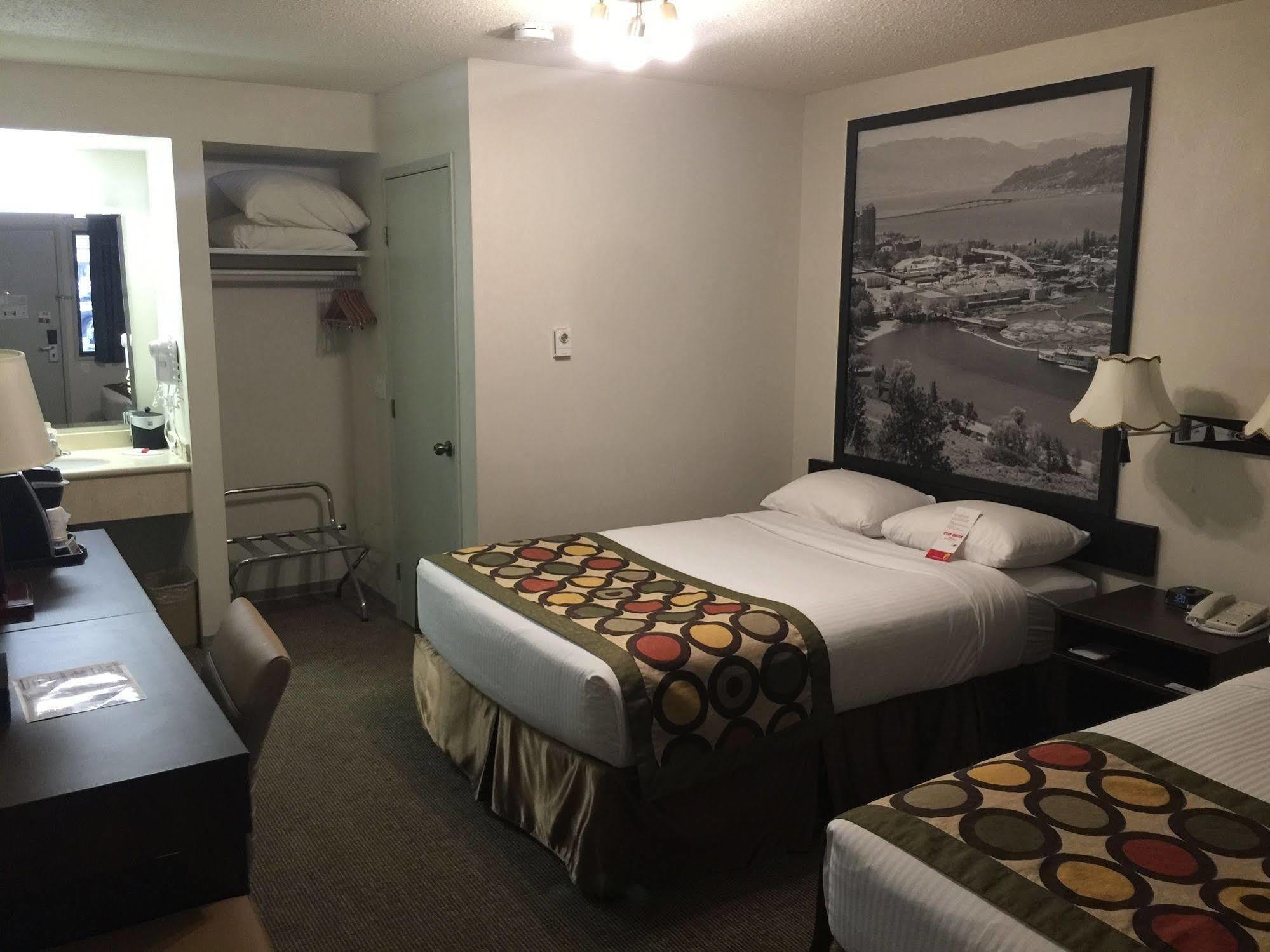 Super 8 By Wyndham Kelowna Bc Exterior foto